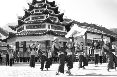 瑶族长鼓舞。 罗勋湖摄