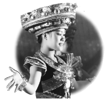 瑶族少女舞蹈。罗勋湖摄